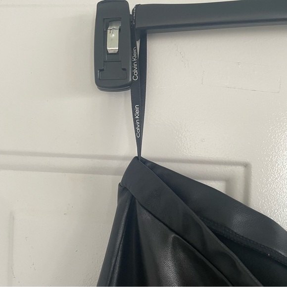 Calvin Klein Women’s Faux leather Black Leggings lightweight and soft SZ 6 - Picture 9 of 9